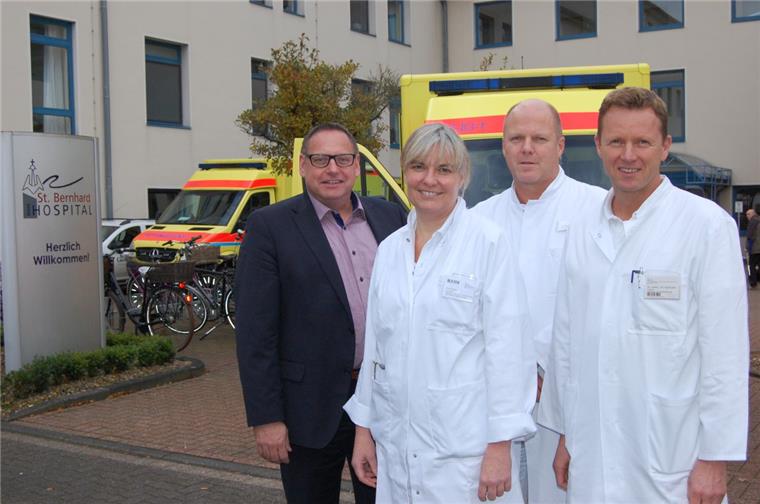 Brake: Gefäßchirurgin hat schon vollen Terminkalender Tina Kock (vorne) ist die neue Gefäßchirurgin am St.-Bernhard-Hospital und baut die Abteilung auf. Darüber freien sich (von links) Geschäftsführer Ingo Penner, Oberarzt Dr. Thomas Fox und der Ärztliche Direktor Dr. Jan Henrik Herrfurth.