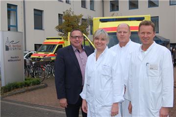 Tina Kock (vorne) ist die neue Gefäßchirurgin am St.-Bernhard-Hospital und baut die Abteilung auf. Darüber freien sich (von links) Geschäftsführer Ingo Penner, Oberarzt Dr. Thomas Fox und der Ärztliche Direktor Dr. Jan Henrik Herrfurth.   