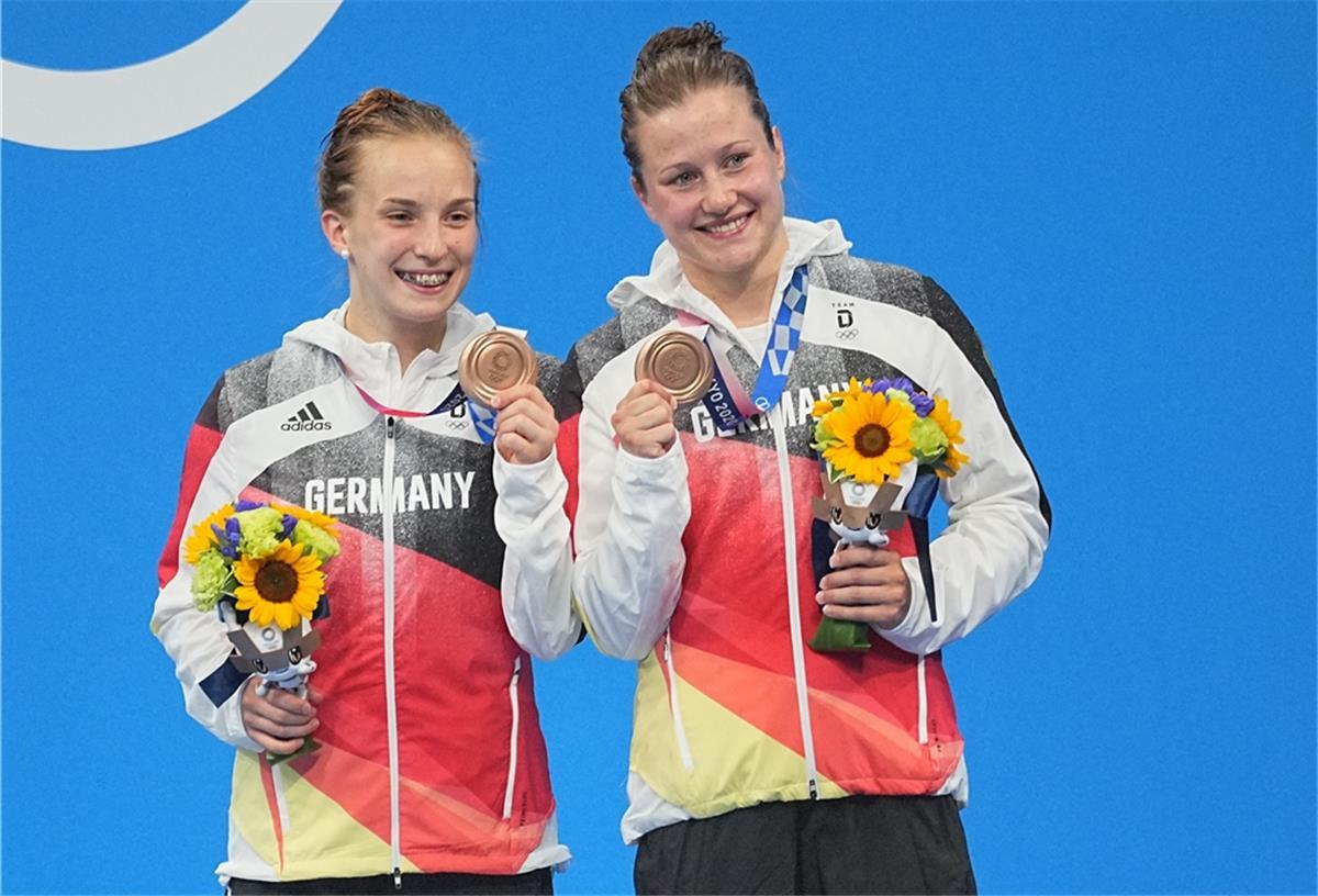 Tina Punzel (r.) und Lena Hentschel zeigen ihre stolz ihre Medaillen, die sie beim Synchronspringen vom 3-Meter-Brett gewonnen haben.