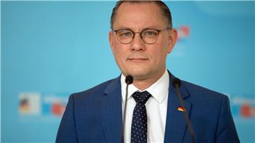 Tino Chrupalla, Fraktionsvorsitzende AFD, spricht vor der Sitzung der Bundestagsfraktion.