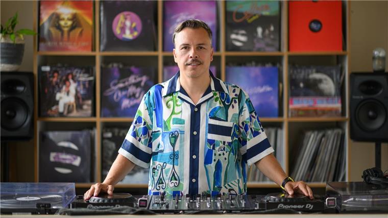 Purple Disco Machine über Heimat und Erfolg Tino Piontek, DJ Purple Disco Machine, steht in seinem Studio.
