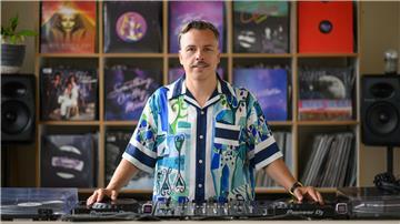 Tino Piontek, DJ Purple Disco Machine, steht in seinem Studio.