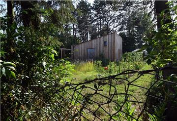 Ein Tiny House im Grünen.