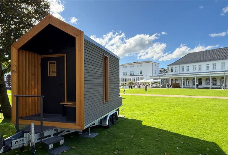 Nordsee-Insel bietet neue Tiny Houses - für Urlauber, die arbeiten wollen Blick auf ein Tiny House. Zwei Tiny Houses stehen im Kurpark der Insel.