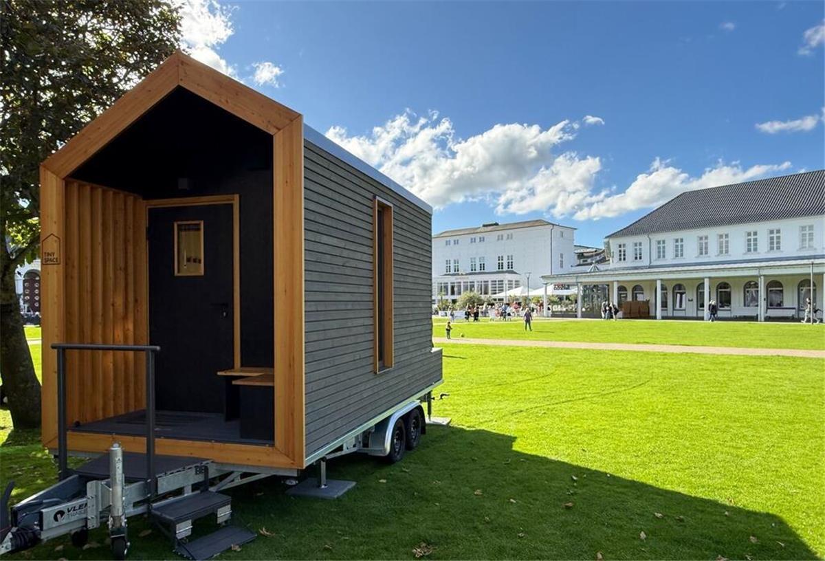 Blick auf ein Tiny House. Zwei Tiny Houses stehen im Kurpark der Insel. 