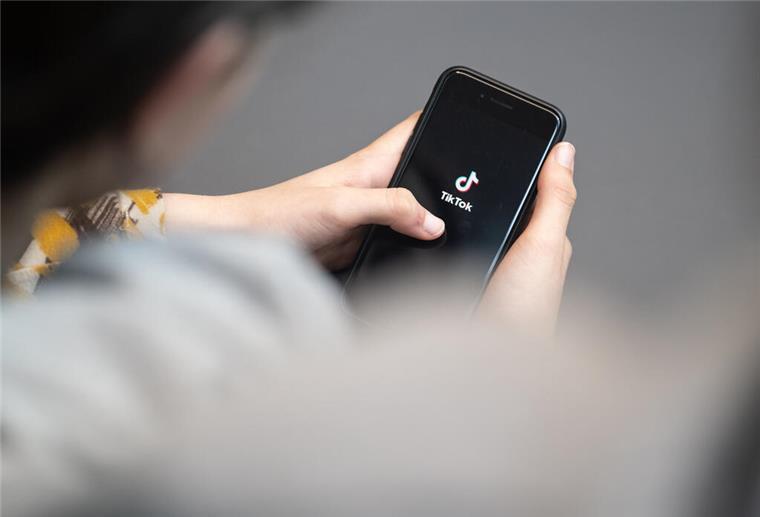TikTok startet Shopping-Funktion: Das sollten Eltern wissen Das Logo der Sozialen Netzwerks Tiktok ist auf einem Smartphone zu sehen.
