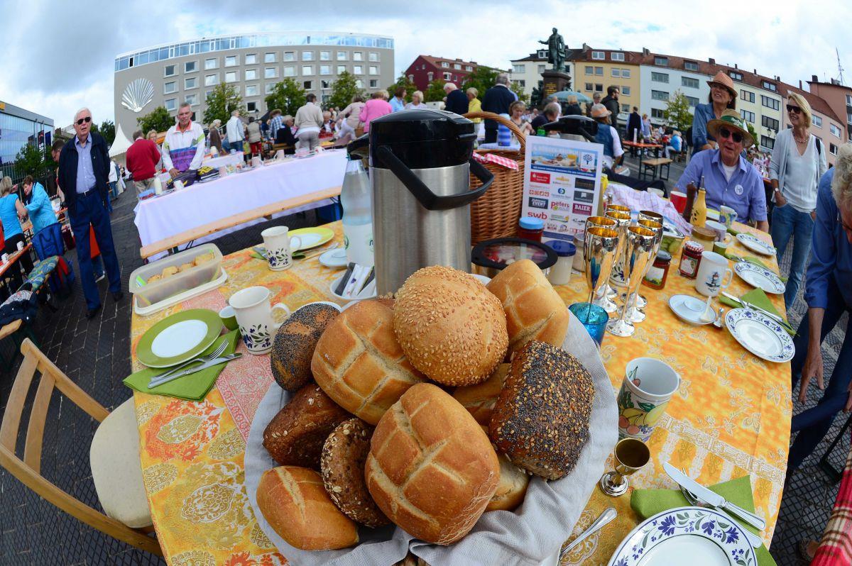 Bürgerbrunch: Gemeinsam etwas Gutes tun Tischlein deck dich: An 90 Bierzeltgarnituren frühstücken Sonntagvormittag bei Sonnenschein und für den guten Zweck rund 800 Bürger.