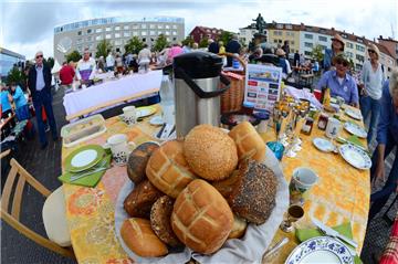 Tischlein deck dich: An 90 Bierzeltgarnituren frühstücken Sonntagvormittag bei Sonnenschein und für den guten Zweck rund 800 Bürger.