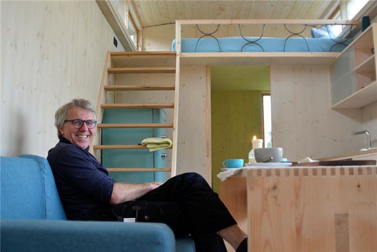 Tiny House aus Nartum bei Zeven ist mobil Tischlermeister Bernd Klöpper sitzt in seinem Tiny House auf dem Sofa. Die Unterkunft bietet 26 Quadratmeter Grundfläche.