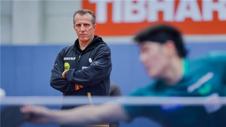 Das schwere Erbe der Ära Boll: Tischtennis-Team heiß auf EM Tischtennis-Bundestrainer Jörg Roßkopf beim Training mit Nationalspieler Dang Qiu.
