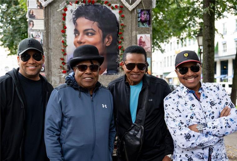 Tito Jackson (Zweiter von links) war mit seinen Brüdern Jackie und Marlon sowie seinem Sohn Taryll erst vor einer Woche in München. (Archivbild)