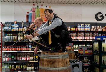 Titus (Bruno Alexander) und Thorsten (Marc Hosemann) in einer Szene aus „Die Discounter“.