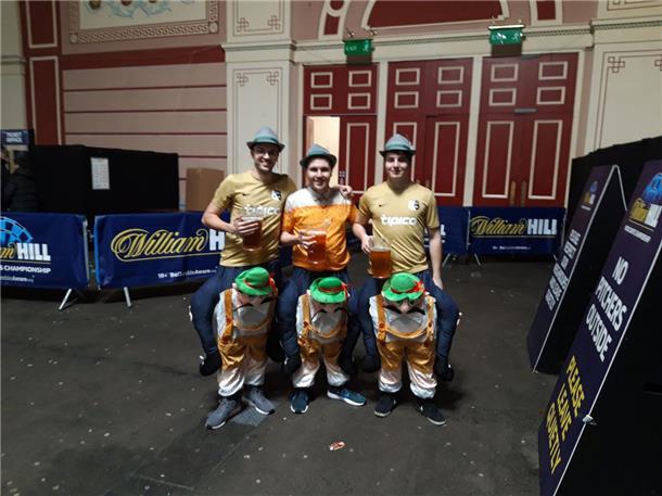 Tjark Pankratz, Malte Büsing und Simon Wiecking haben das Achtelfinale der Dart-WM im "Ally Pally" verfolgt.