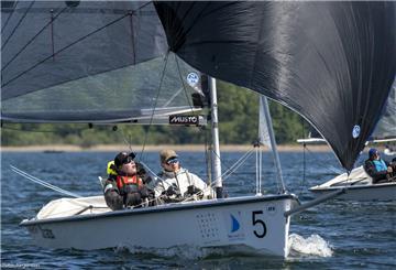 Tjark Schimmel (links) und Fiete Kruck aus Bremerhaven bei der inklusiven Regatta auf dem Chiemsee.