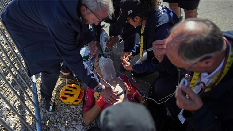 Tour-Profi kollabiert im Ziel nach Etappe auf Mont Ventoux Tobias Johannessen musste nach seinem Zusammenbruch medizinisch versorgt werden.