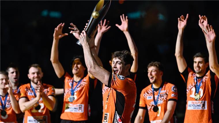 Tobias Krick jubelt nach dem Pokalsieg mit der Trophäe.