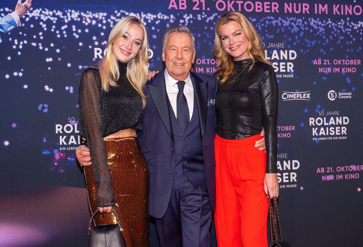 Weltpremiere: Roland Kaiser feiert sein Kino-Debüt Tochter Annalena (links) unterstützte ihren Vater auf dem roten Teppich - ebenso wie Sängerin Saskia Leppin (rechts).