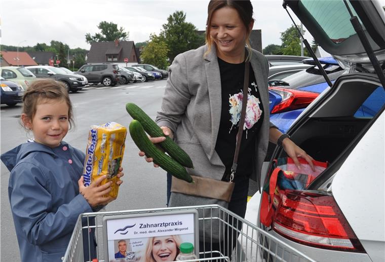 Tochter Hanna hilft Jana Kuntzmann beim Einkauf. Der Vollkorntoast in ihrer Hand hat exakt so viel gekostet wie vor zwei Wochen, die Gurken sind nur noch halb so teuer. Ein Effekt der Mehrwertsteuersenkung ist an solchen Preisen nicht unmittelbar erkennbar.