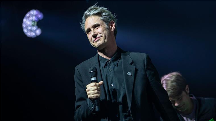 13 neue Alben: Was es 2025 auf die Ohren gibt Tocotronic-Sänger Dirk von Lowtzow schaut „Golden Years“ entgegen. (Archivbild)