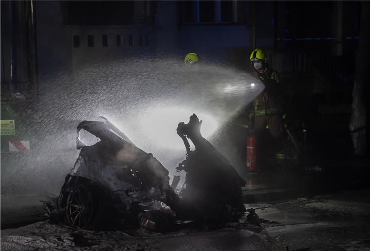 Einsatzkräfte der Feuerwehr löschen am Treptower Park ein Autowrack. Bei einem schweren Autounfall in Berlin-Treptow ist ein Mensch ums Leben gekommen, drei weitere wurden schwer verletzt. 