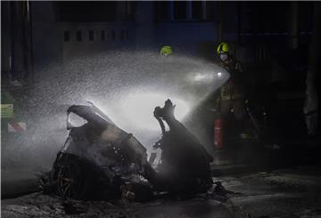 Einsatzkräfte der Feuerwehr löschen am Treptower Park ein Autowrack. Bei einem schweren Autounfall in Berlin-Treptow ist ein Mensch ums Leben gekommen, drei weitere wurden schwer verletzt. 