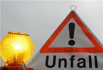 Baden-Württemberg, Hartheim: Ein Warndreieck mit der Aufschrift «Unfall» ist bei Hartheim (Baden-Württemberg) zu sehen.
