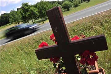 Tödlicher Unfall bei Bremervörde: Ein 19-Jähriger kam Samstagnacht auf der B 71 ums Leben.