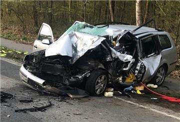 Autowrack nach einem Unfall bei Kutenholz im Kreis Stade.