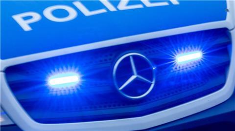 Tödlicher Unfall: Fahrzeug prallt gegen Laterne