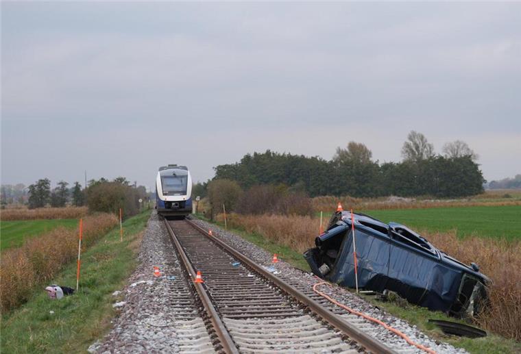 Tödlicher Bahnunfall in Mulsum: Frau stirbt, zwei Kinder schwer verletzt Tödlicher Unfall in Mulsum: Zug kollidiert mit PKW