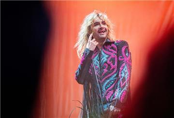 Tokio Hotel auf dem Deichbrand-Festival: „Das System war im Arsch“, erklärt Sänger Bill Kaulitz den Abbruch des Auftrittes.