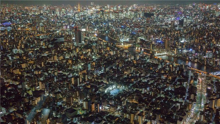 Tokio scheint am Horizont einfach nicht zu enden: Besonders nachts beeindruckt die Aussicht auf die Metropole vom Skytree-Fernsehturm.
