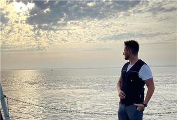 Toller Blick auf die Weser: Lokführer Richard Mann macht im Lokführer-Outfit eine Pause am Union-Pier in Nordenham.