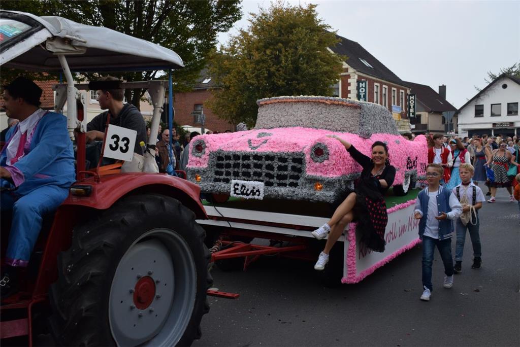 Tolles Auto, hübsche Frau. Foto: Edel