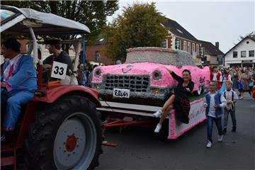 Tolles Auto, hübsche Frau. Foto: Edel
