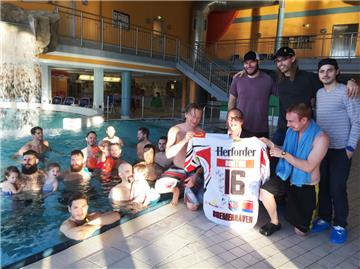 Tolles Gastgeschenk: Mike Moore (links) und Co-Trainer Varian Kirst überreichen Moortherme-Chef Manuel Kuhn ein Spielertrikot.