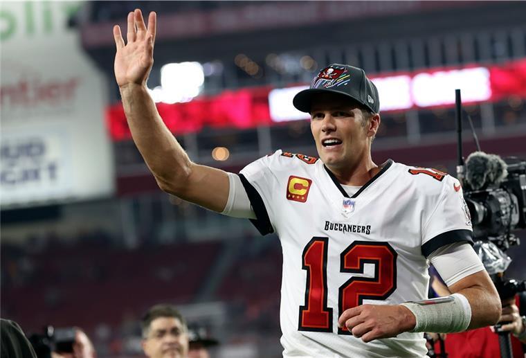 40 Tage nach Rücktritt: Tom Brady verkündet Comeback in NFL Tom Brady hat doch noch nicht genug vom Football. Der erfolgreichste Profi in der Geschichte der NFL verkündet sein Comeback und will auch in der kommenden Saison für die Tampa Bay Buccaneers spielen.