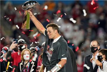 American Football: Profiliga NFL, Tampa Bay Buccaneers - Kansas City Chiefs, Play-off-Runde, Super Bowl: Quarterback Tom Brady von den Tampa Bay Buccaneers jubelt mit der Vince Lombardi Trophy.