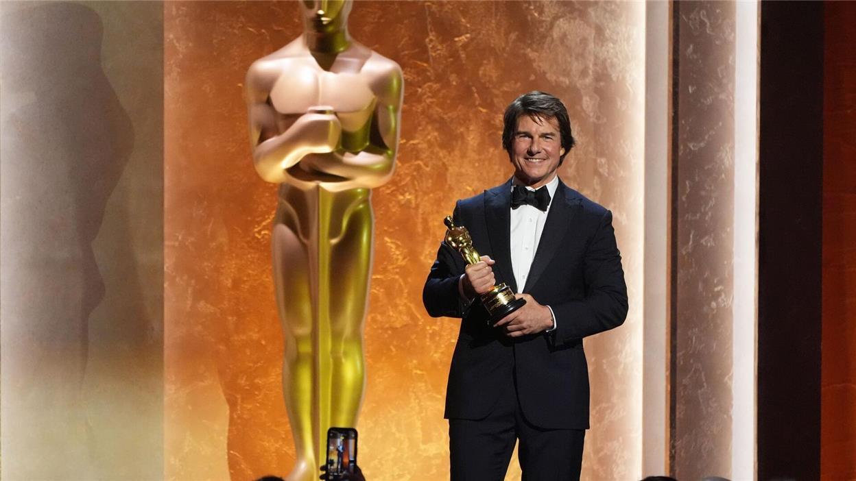 Tom Cruise freut sich über seine erste Oscar-Trophäe. 