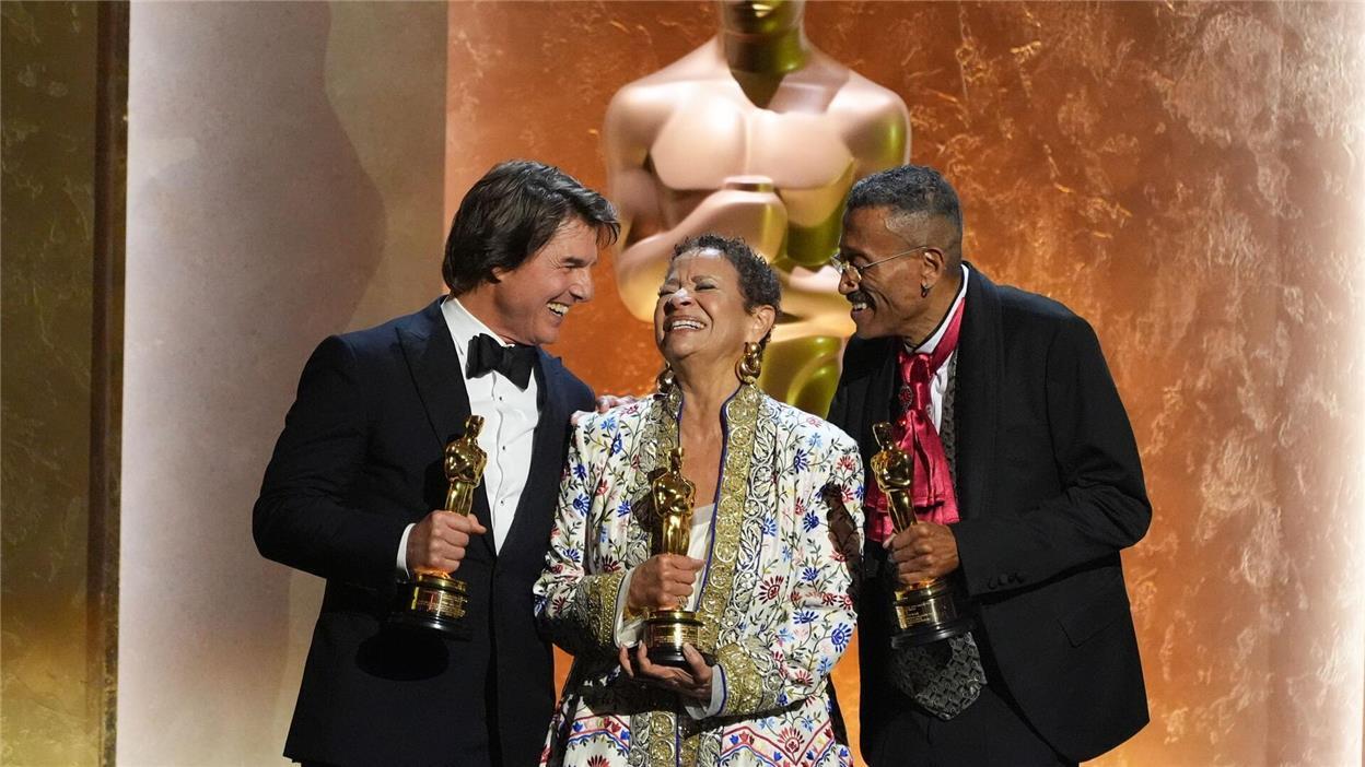 Tom Cruise und Dolly Parton mit Ehren-Oscars gekürt Tom Cruise (links), Debbie Allen und Wynn Thomas (rechts), Gewinner von Ehrenpreisen der Academy. Drei Ehren-Oscars und ein weiterer Sonderpreis wurden bei den 16. Governors Awards verliehen.