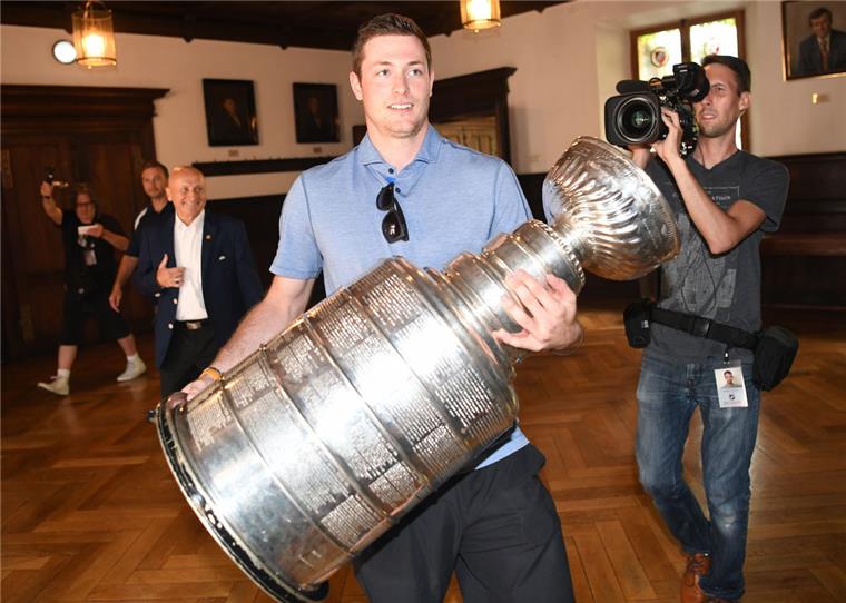 Tom Kühnhackl muss gut zupacken: Er präsentiert den Stanley-Cup in seiner Heimatstadt Landshut. 