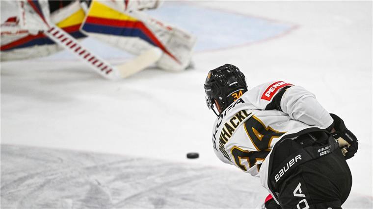 Sieg zum Abschluss für Eishockey-Team bei Deutschland Cup Tom Kühnhackl trifft mit einem fulminanten Schuss zum zwischenzeitlichen 3:0.
