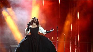 Tom Neuwirth alias Conchita Wurst steht auf der Bühne in Dad Ischl.