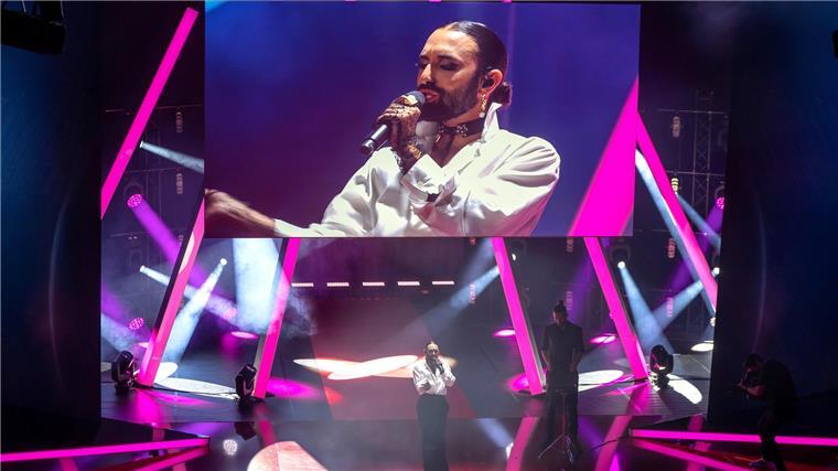 Tom Neuwirth, auch bekannt als Conchita Wurst, widmete bei der Gala seinen Hit „Rise Like A Phoenix“ Kerstin Held.