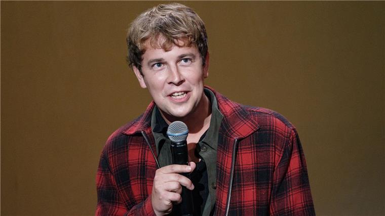 Tom Odell 2021 in Hamburg beim Reeperbahn-Festival auf der Bühne des St. Pauli Theaters. (Archivbild)