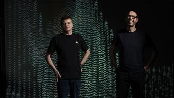 Tom Rowlands (r) und Ed Simons sind das  britische Electronica-Duo Chemical Brothers.
