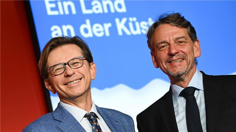 Was das Gastland Tschechien bis zur Buchmesse 2026 vorhat Tomas Kubícek (r), Direktor der Mährischen Landesbibliothek und Projektleiter des tschechischen Ehrengastauftritts, sowie Martin Krafl, Programmmanager des tschechischen Ehrengastauftritts, auf der Frankfurter Buchmesse.