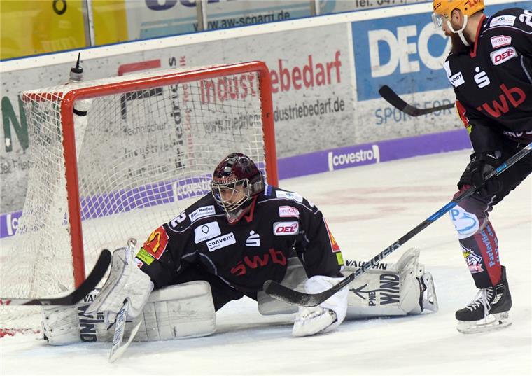 Svensson trifft bei Sieg der Pinguins Tomas Pöpperle zeigte sich im Tor der Fischtown Pinguins als unüberwindbar.