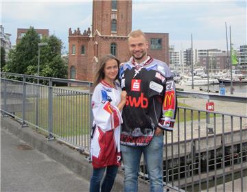 Tomas Sykora heuert bei den Fischtown Pinguins in Bremerhaven an. Mit dabei seine Freundin Paula.