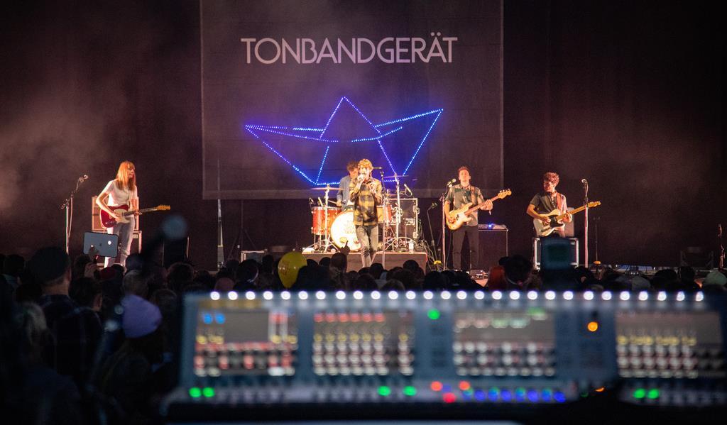 Tonbandgerät geben alles im Palastzelt.